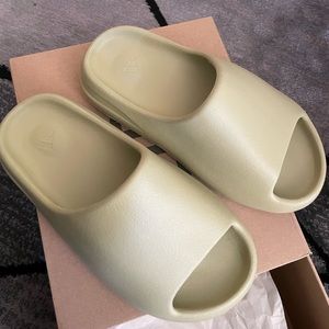 YEZZY SLIDE
"Resin 2021”